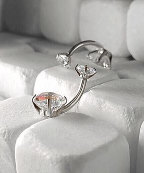 Kolczyk do Pępka Tytanowy Srebrny – Serce z Cyrkonią, Banan 1.6 mm.jpg